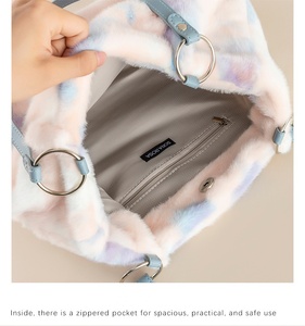 Zari nhuộm túi xách theo phong cách nghệ thuật với pha trộn màu sắc khuếch tán và thiết kế xếp li độc đáo nhưng tinh vi - Product Image 6