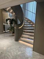 Escalier en colimaçon intérieur économique au design moderne, garde-corps en verre incurvé, marches ouvertes, métal décoratif, appartement, durable, caractéristique