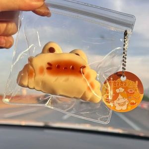 Juguete antiestrés de silicona de grado alimenticio, hecho a mano, con forma de gato y croissant, de rebote lento, estilo Xiaohongshu, Zhejiang - Product Image 1