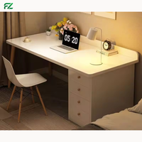Bureau d'ordinateur moderne et minimaliste, durable, pour étudiants, usage domestique, petit appartement, chambre à coucher, table simple, établi, écologique