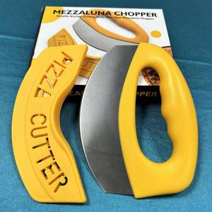 ที่ตัดพิซซ่าอเนกประสงค์สแตนเลสพร้อมด้ามจับพลาสติก PP และฝาครอบป้องกัน - Product Image 1
