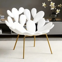 Fauteuil d'appoint minimaliste tendance en forme de feuille de pétale de cactus, siège ergonomique en plastique PE avec pieds en métal plaqué or épaissi