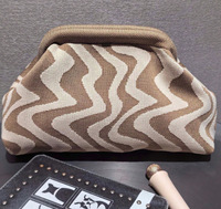 Pochette de conception de nuage tricotée de haute qualité sac Colorblock décontracté froncé Logo personnalisé nouveau sac à main en tricot rayé pour femmes