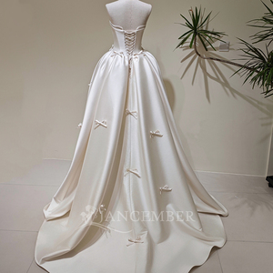 Robe de mariée formelle LY157 moderne et élégante, col bateau, traîne chapelle, en dentelle, sans bretelles, avec fleurs et cristaux pour femme - Product Image 2