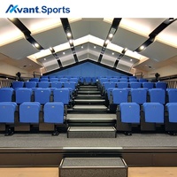 Tribunes télescopiques Avant Sports avec sièges rabattables rembourrés, tablette d'écriture et accoudoir pour auditoriums polyvalents