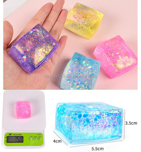 Jouet anti-stress souple en TPR en forme de cube de glace, avec paillettes Aurora et sequins, 5,5*4*3,5 cm, pour la décompression et le fidget - Product Image 2