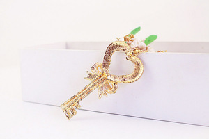 Llavero creativo <span class=keywords><strong>de</strong></span> lujo <span class=keywords><strong>de</strong></span> metal en forma <span class=keywords><strong>de</strong></span> corazón con diamantes <span class=keywords><strong>de</strong></span> imitación accesorio diario <span class=keywords><strong>de</strong></span> moda y regalo <span class=keywords><strong>de</strong></span> joyería romántica para el <span class=keywords><strong>amor</strong></span> - Product Image 5