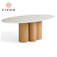Table à manger moderne en marbre irrégulier avec trois pieds cylindriques épais en chêne, table à manger sur mesure haut de gamme pour hôtel, appartement ou resort