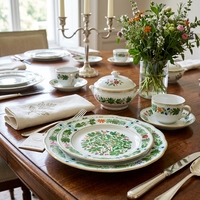 Assiettes de luxe vintage en céramique à feuilles vertes, service de vaisselle en porcelaine à bord doré, assiettes de présentation pour mariage, événement, hôtel et maison