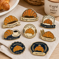 En gros, Pin's en émail personnalisé en forme de croissant, badge souvenir de dessert français, design de logo de boulangerie, promotionnel, en métal pour revers