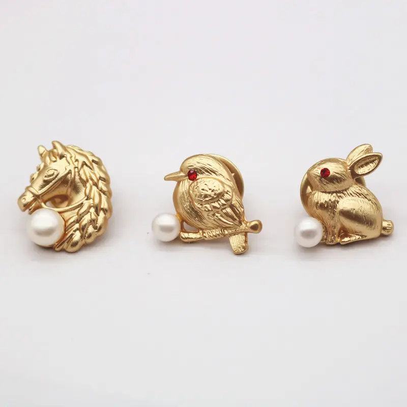 Factory wholesale zinc alloy Chinese style bunny brooch Metal bird horse pearl brooches for clothing decoration