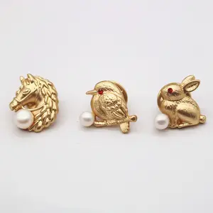 Factory wholesale zinc alloy Chinese style bunny brooch Metal bird horse pearl brooches for clothing decoration