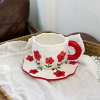 Handgemaakte keramische beker en schotel met handgeschilderd onregelmatig design, koffie- en theekop, romantisch Valentijnsdag- en Moederdagcadeau