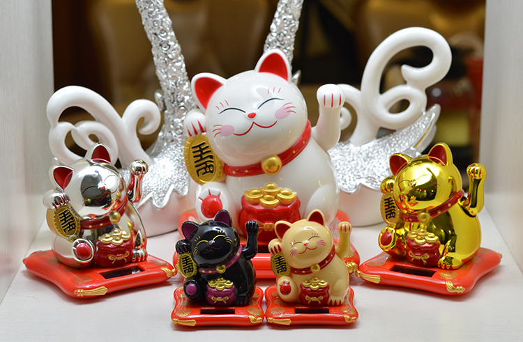 Glückskatze Solarbetrieben – Winkende Maneki Neko Für Zuhause & Auto | Symbol Für Reichtum & Positivität