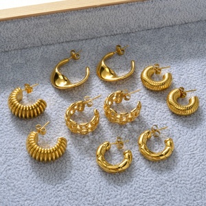 Boucles d'oreilles CC pour femmes, en acier inoxydable plaqué or 18 carats, anti-ternissement, imperméables - Product Image 3