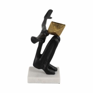 Scultura figurativa astratta in metallo con testa a piramide su base in marmo per l'arredamento di soggiorno o ufficio - Product Image 3