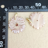 Großhandel Fabrikpreise Echte Perlmutt-Blumenanhänger Natürliche Schnitzerei Rosa Muschelblumen-Charm mit Zirkonia