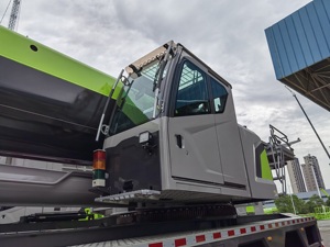 ZTC2000E753 Grue <span class=keywords><strong>de</strong></span> camion mobile <span class=keywords><strong>de</strong></span> 200 tonnes avec la flèche ultra haute pour le levage <span class=keywords><strong>de</strong></span> tour d'<span class=keywords><strong>éolienne</strong></span> - Product Image 4