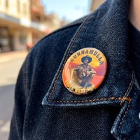 Badge métallique personnalisé imprimé en couleur époxy antique pour souvenir de voyage de la ville de Cunnamulla QLD, cadeau broche Cowboy Outback