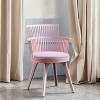 Chaise en plastique rose colorée à assise perforée pour salle à manger, design moderne, mobilier classique pour chambre, cuisine, restaurant, café