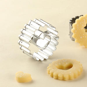 Ensemble de <span class=keywords><strong>d</strong></span>écoupoirs à biscuits rainurés sur le thème de Noël avec cavité pour confiture, parfait pour remplir de confiture de fraises ou de <span class=keywords><strong>framboises</strong></span> - Product Image 4