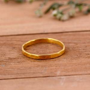 Anillo Apilable Delgado y Elegante de Plata con Baño de Oro de 14K, Diseño Martillado, Ideal para Regalo de Boda - Product Image 2