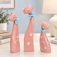 Ensemble de figurines en céramique Famille de chats roses, 3 statues de chats en céramique brillante, design bohème avec nœud bleu, décoration d'intérieur, cadeau pour anniversaire, Diwali, Pâques