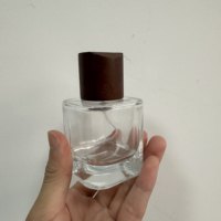 Flacon vaporisateur de parfum épais et lourd 50 ml, bouteille en verre rectangulaire à bords arrondis avec couvercle en bois