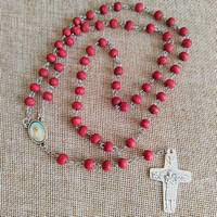 Chapelet en perles de bois rouge de 7 mm, chapelet parfumé à la rose avec centre et croix du pape François, chapelet avec boîte en plastique