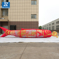 Modèle d'art gonflable personnalisé en forme de poisson rouge découpé en papier pour la publicité extérieure des marchés scéniques du Festival du Printemps