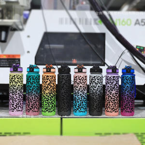 Botellas deportivas de PC con tapa de rosca y pajita para beber directamente, de 1000ml (32oz), con diseño de leopardo de colores, aptas para líquidos hirviendo, personalizables, al por mayor. - Product Image 2