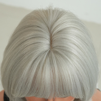 Peluca de Cabello Sintético Liso Gris Plateado de 18 Pulgadas con Flequillo Recto, Resistente al Calor, Aspecto Natural Mate