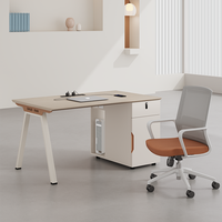 Bureau de travail multi-places en bois clair au design minimaliste avec armoire de rangement spacieuse intégrée
