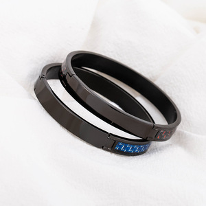 Pulsera de Fibra de Carbono y Acero de Titanio con Patrón Geométrico, Joyería de Moda Unisex, Diseño Envolvente con Incrustaciones en Negro, Azul y Rojo - Product Image 4