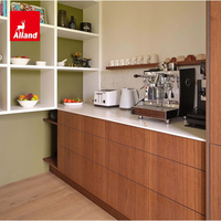 Ensemble d'armoires de cuisine sur mesure Alland, style australien élégant, en placage de noyer moderne, avec îlot central