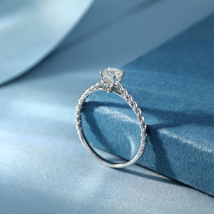 Anillo de Oro Blanco Sólido de 18K con Diseño Vintage Personalizable al por Mayor, Certificado IGI, con Diamante Natural de 0.3 Quilates como Piedra Principal - Product Image 3