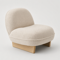 Fauteuil lounge en bouclette crème, style scandinave, minimaliste et doux, avec pieds en bois, pour appartement, hôtel, hall, villa, chambre d'hôtes