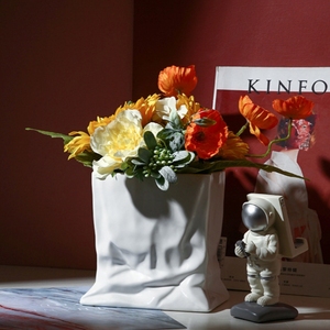 Vase en céramique de porcelaine de luxe moderne nordique, simple, à plis irréguliers, fait main, finition mate, glaçure transparente blanche, écologique - Product Image 6