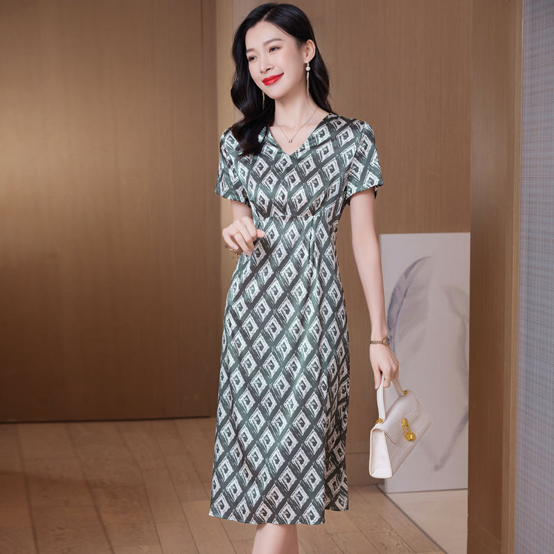 สีเทาเข้ม