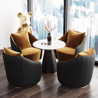 Fauteuil de salon stationnaire |   Fauteuil club commercial à base ronde fixe, avec dossier cannelé matelassé et forme tonneau, avec coussin décoratif