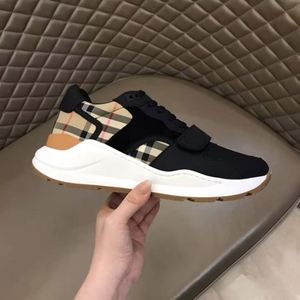 Sneakers plateforme de qualité supérieure avec un design luxueux et un style rayé. Parfait pour la marche et les activités de plein air. - Product Image 1