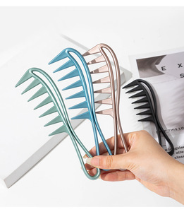 Peigne à Dents Larges Multicolore pour Homme à Prix Abordable pour Style de Cheveux Vintage, Peigne en Plastique avec Emballage Personnalisé - Product Image 1