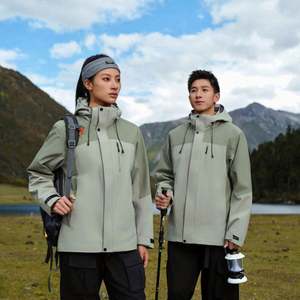 Veste d'hiver au design ergonomique qui s'adapte aux courbes du corps, polyvalente pour toutes les saisons, à porter seul par temps de pluie printanier ou superposé par temps neigeux. - Product Image 1