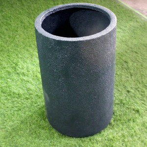 Maceta Moderna de Resina para Jardín, Diseño Minimalista, Textura Rugosa, Forma Cilíndrica Negra - Product Image 1