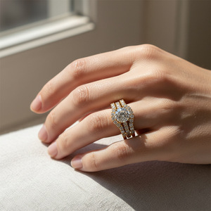 Bague de fiançailles romantique en moissanite ronde, plaqué or 18 carats, sertie pavé, style couronne pour femme, alliance de mariage - Product Image 3