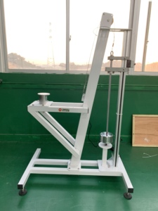 GB 811 <span class=keywords><strong>Machine</strong></span> d'essai de casque de laboratoire Testeur de stabilité du dispositif de fixation de casque de moto - Product Image 2