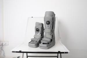 Sepatu Bot Ortopedi Penyangga Patah Tulang dan Rehabilitasi Tendon Achilles yang Dapat Disesuaikan dan Menyediakan Dukungan Penuh Saat Berjalan - Product Image 2