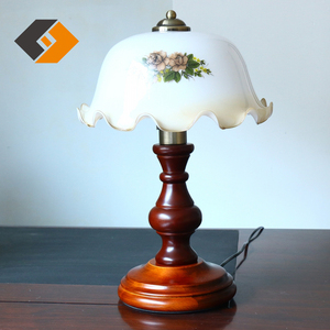 Lampada da Tavolo Stile Britannico con Copertura Verde in Vetro, Lampada da Scrivania Retrò Stile Cinese con Interruttore a Filo, Lampada da Tavolo in Legno Antico - Product Image 2