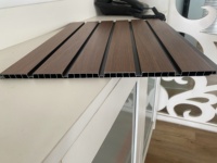Panneaux muraux en PVC rainurés, matériaux décoratifs en plastique pour l'intérieur