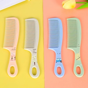 Peine para el cabello de plástico con diseño de dibujos animados, dientes finos y gruesos, mezcla de colores aleatorios para belleza y uso diario - Product Image 1